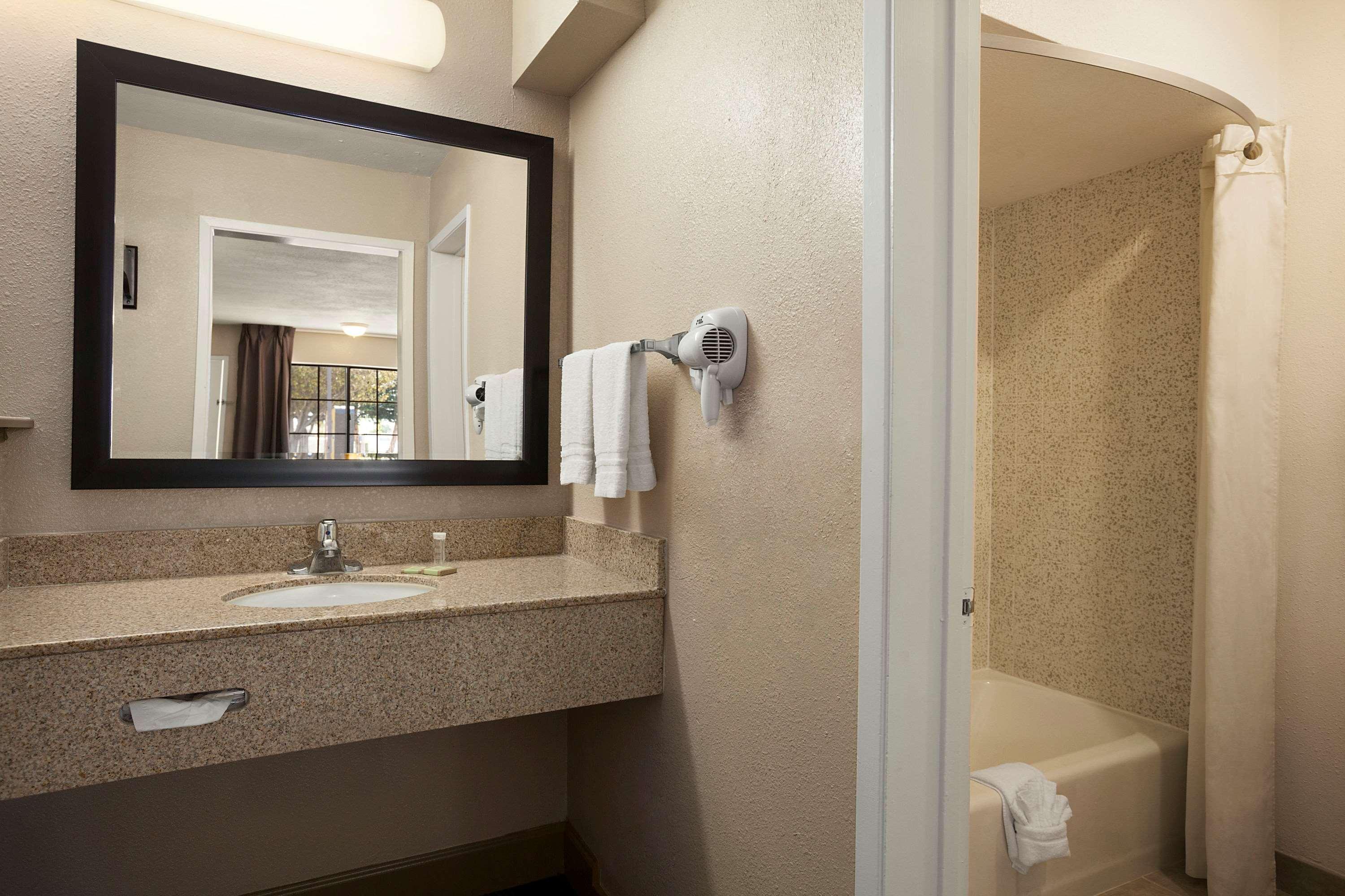 Super 8 By Wyndham Salinas Motel Ngoại thất bức ảnh