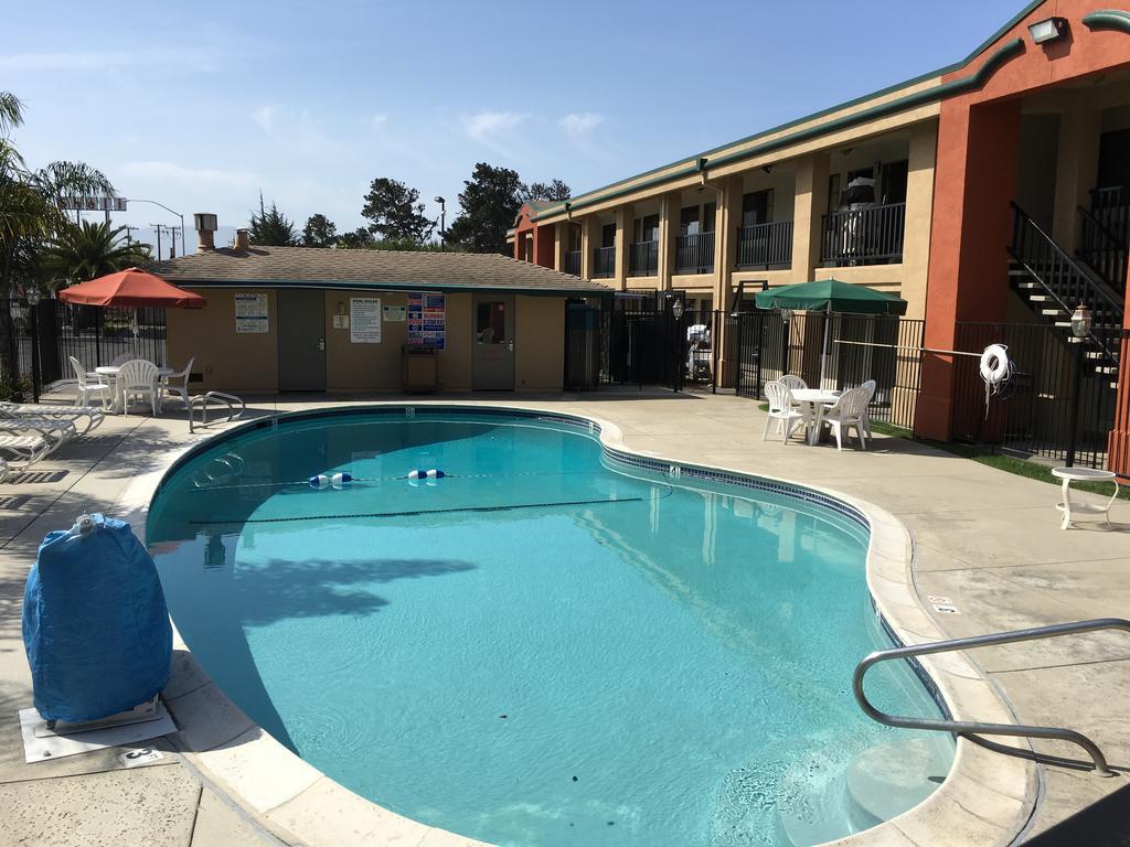 Super 8 By Wyndham Salinas Motel Ngoại thất bức ảnh