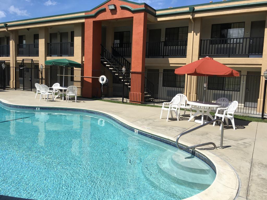 Super 8 By Wyndham Salinas Motel Ngoại thất bức ảnh