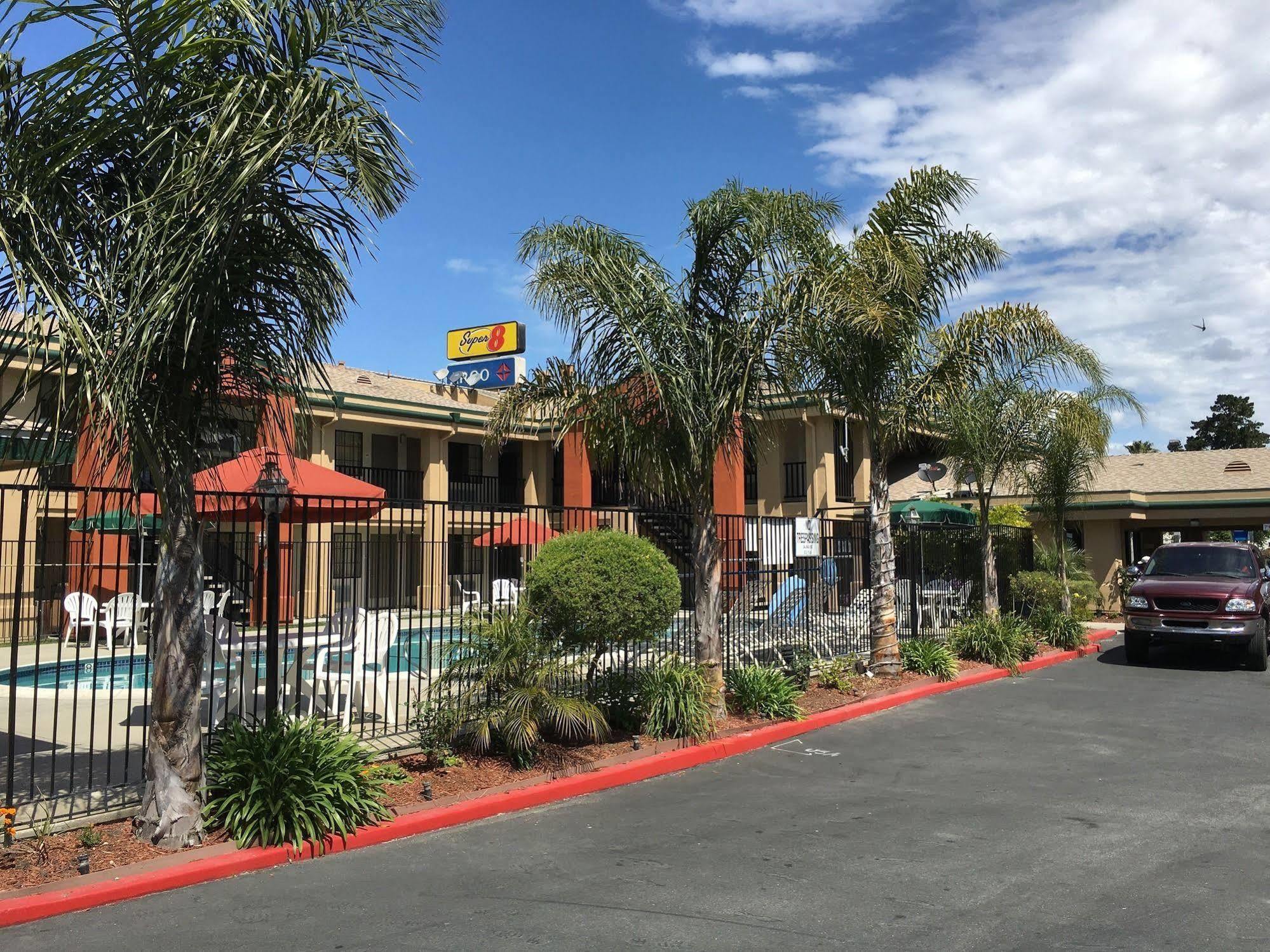 Super 8 By Wyndham Salinas Motel Ngoại thất bức ảnh