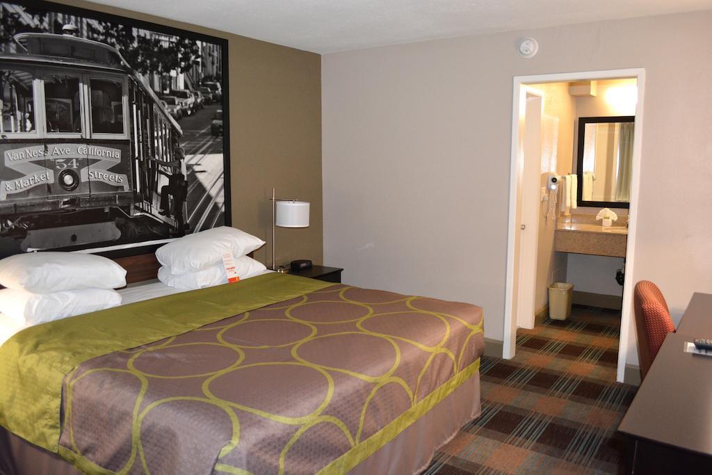 Super 8 By Wyndham Salinas Motel Phòng bức ảnh