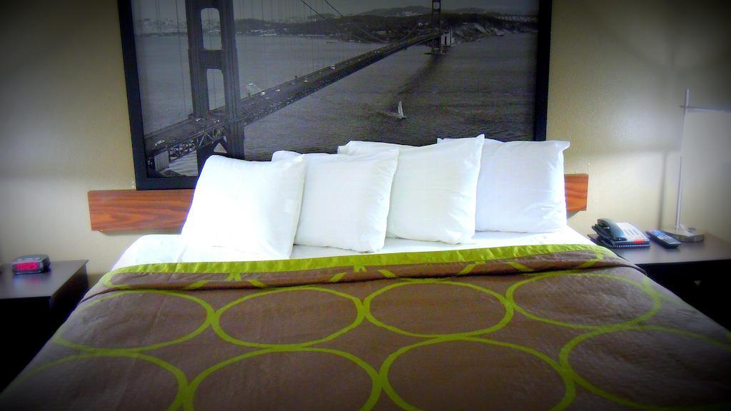 Super 8 By Wyndham Salinas Motel Phòng bức ảnh